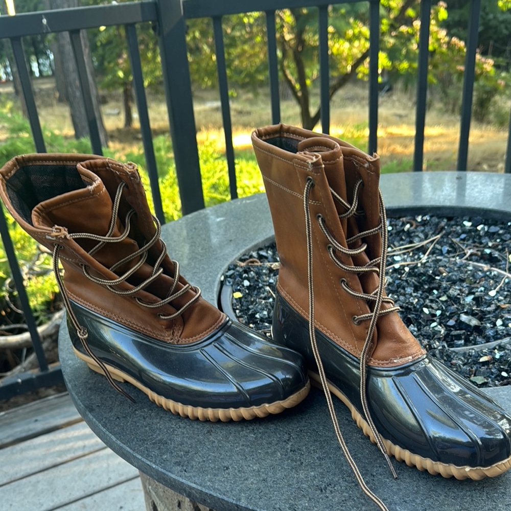 Classic Brown and Black Winter Boots with Moccasin Stitching